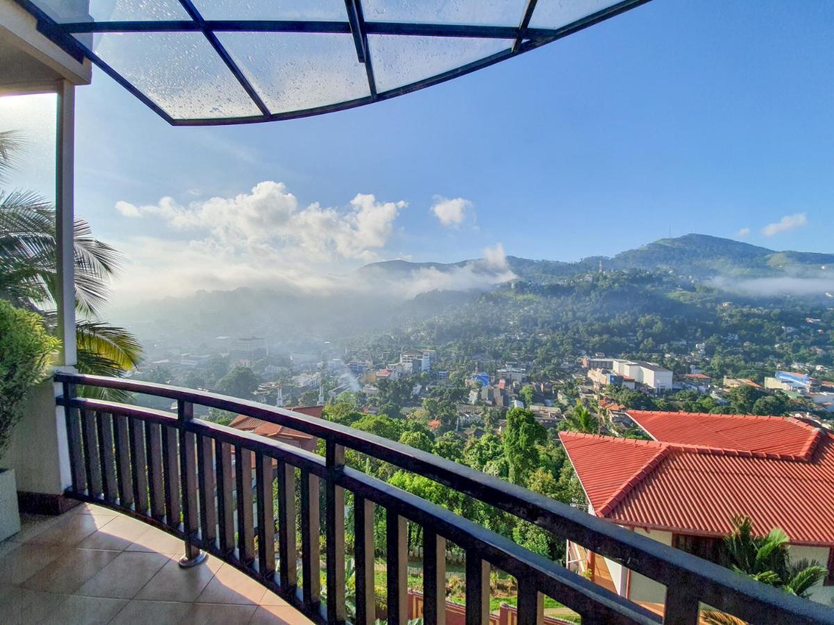 The Skydeck Kandy Exterior foto