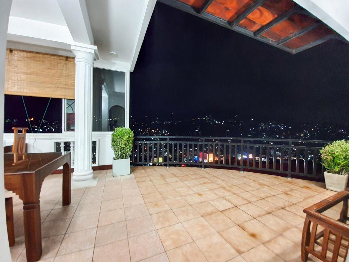 The Skydeck Kandy Exterior foto