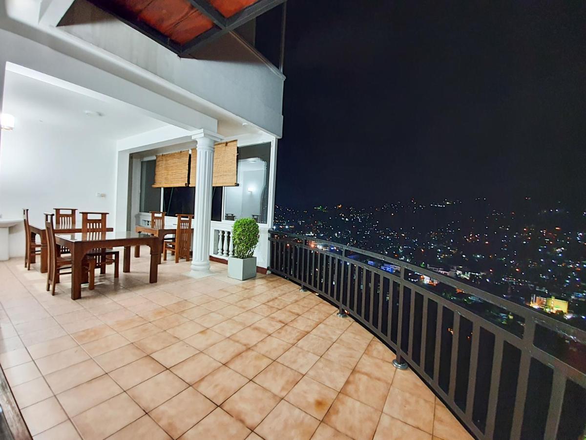 The Skydeck Kandy Exterior foto