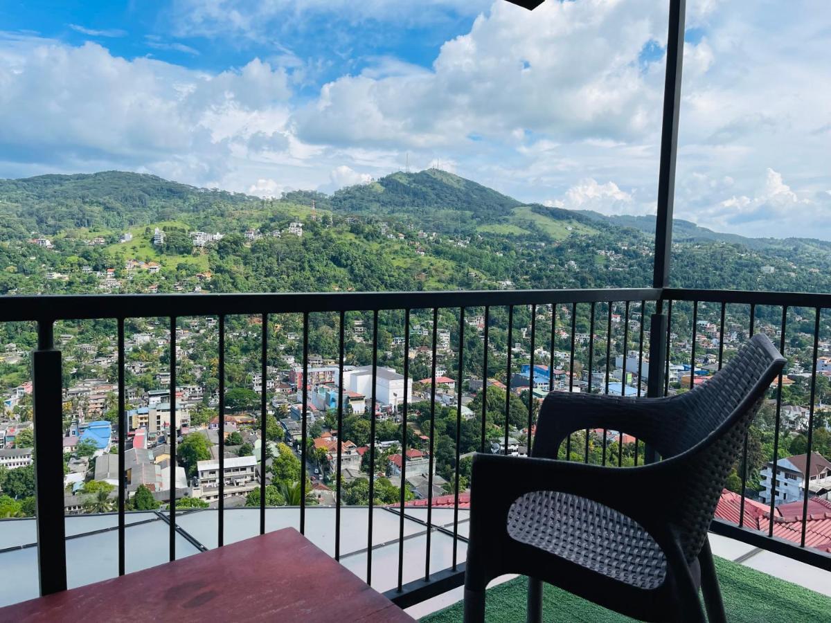 The Skydeck Kandy Exterior foto