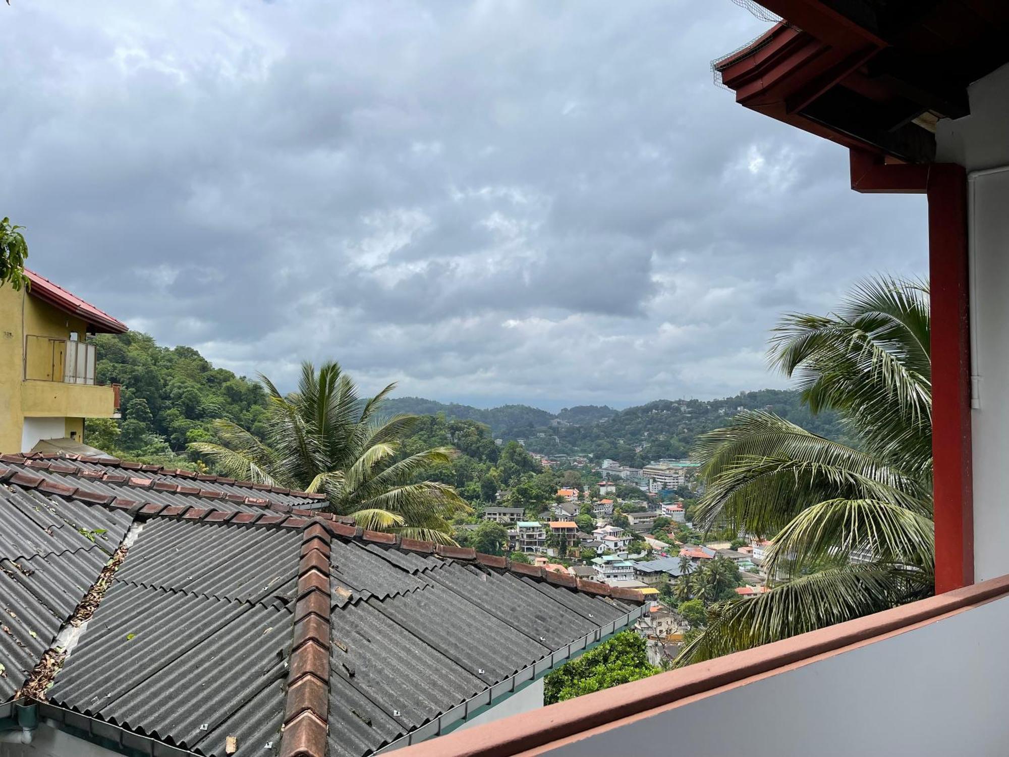 The Skydeck Kandy Exterior foto
